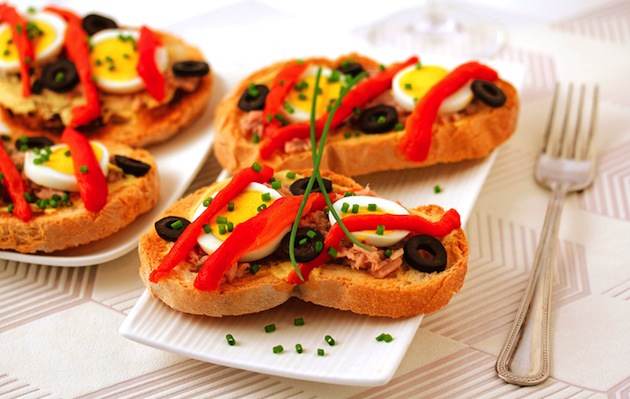 Bruschettas with tuna and peppers. Recipe available.